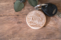 Preview: Personalisierter Holz-Schlüsselanhänger mit Lasergravur eines Wohnwagens, Ø 4 cm, an Schlüsselbund